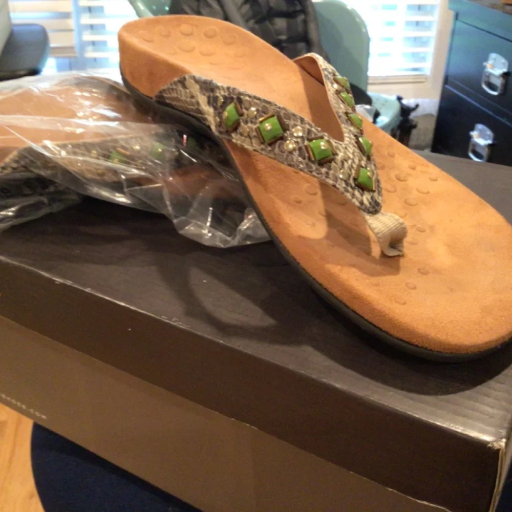 Vionic Women’s Flip Flops Size 8 - Picture 3 of 3